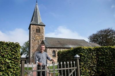 Provst Carsten Hoffmann foran Vildbjerg Kirke, hvor han snart har første arbejdsdag. Carsten Hoffmann ser frem til de nye udfordringer i Herning Nordre Provsti, som tæller mange ting på plussiden for både ham selv og familien. ?Foto: Tom Laursen