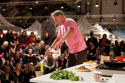 Her optræder Nikolaj Kirk på slap line til Foodexpo i Herning.
