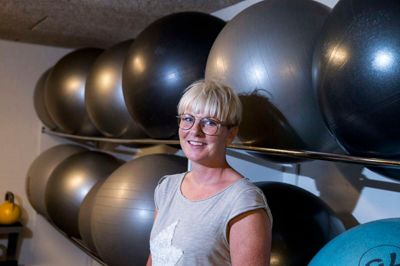 Birthe Mikkelsen har været frivillig i Kibæk Idrætsforening i mange år, hvor hun har ledet børnehold i gymnastik, men nu koncentrerer hun sig om yoga, stephold og DGI Smart Traning for seniorer. Derudover er hun tovholder på julemotion. Foto: Tom Laursen