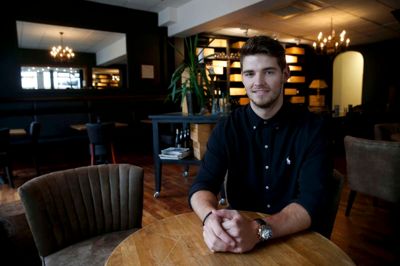 Mads Mejls Rud har 10 år bag sig på Café Poulsen - som opvasker, tjener, hr-ansvarlig og barchef. Nu er han tjener med ansvar for blandt andet jobsamtaler og oplæring af nye kolleger. Samtidig læser han til finansøkonom og vil være ejendomsmægler. Foto: Flemming Hansen