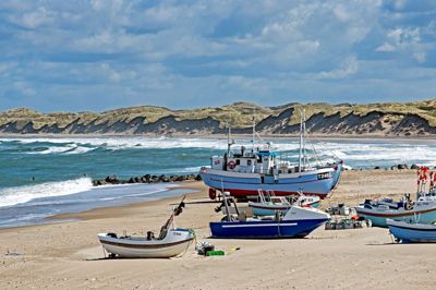 Vorupør Strand er landingsplads for fiskekuttere. Her kan man se bådene blive trukket på land af et hydraulisk spil, som i gamle dage.