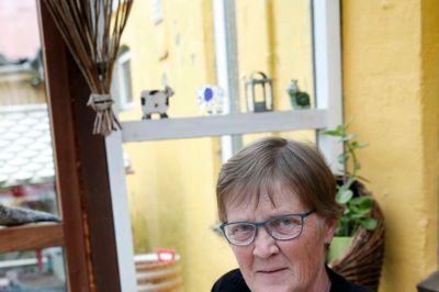 Man former mange venskaber og fællesskaber ved at være aktiv i lokalsamfundet, fortæller Inga Studsgaard Jensen, der har mange jern i ilden i Skarrild, hvor hun passer klubhuset, luger i rundkørsel og vander blomsterne på torvet blandt mange andre ting. Foto: Flemming Hansen