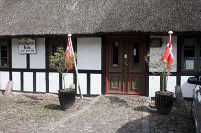 På den historiske gamle Hvidsten Kro skal vi naturligvis spise den kendte æggekage med flæsk og purløg, som man har gjort det siden krigens tid. Marius Fiil, som overtog kroen i 1925 var udover at være både kro- og modstandsmand også en dygtig håndværker, som selv stod for flere udvidelser på kroen.