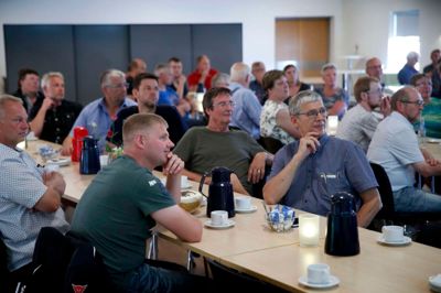 Billedet her er fra mødet i Aulum Fritidscenter, hvor Vindteam fortalte om projektet om energiparken. Det har nu været i høring, og der er kommet en stribe bemærkninger fra blandt andet borgere, et museum og Vejdirektoratet. Foto: Flemming Hansen