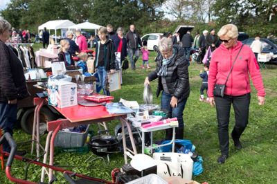 Arrangørerne vurderer, at op mod 300 besøgte markedet lørdag, hvor der var masser af gode tilbud i boderne. ?Foto: Tom Laursen