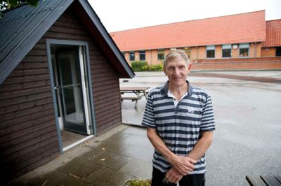 Knud Jensen fotograferet på Feldborg Frie Børneunivers, hvor han arbejder frivilligt som pedel. Foto: Flemming Hansen