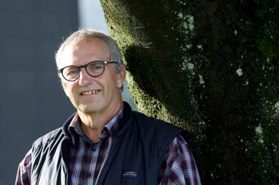 Børge Nielsen har været kasserer i Grove Menighedsråd i 18 år, og derudover arbejder han frivilligt i en genbrugsbutik i Haderup. Foto: Henrik Ole Jensen