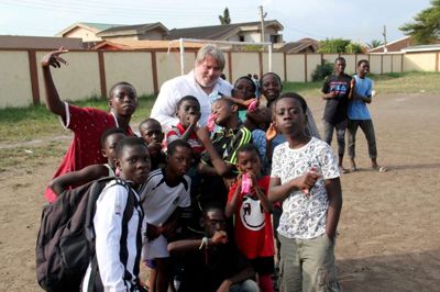 Det har været en uvirkelig oplevelse for Rasmus Birnbaum at være i Ghana og omsider få lov til at møde spillerne i Royal Sportivo, som skal modtage alt det indsamlede fodboldudstyr. ? Foto: Privatfoto