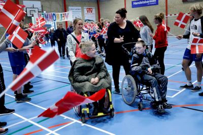 Indmarchen foregik til høj musik og viftende flag, så eleverne kom i den helt rigtige stemning til idrætsdagen. ?Foto: Henrik Ole Jensen