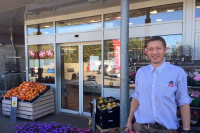 Souschef ved Superbrugsen i Sunds, Ulrik Grotkjær mener, at man må kunne forvente lidt trafikkaos i forbindelse med vejarbejde. Men løsningen med lysfyr fremfor omkørsel i perioden Sundsvejen skal have ny asfalt, er en god løsning for byen. Foto: Mette Hagedorn