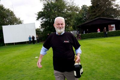 Folmer Christiansen var formand for Herning Cricket Club i 41 år. Her ses han ved et af klubbens store øjeblikke: Det første danske mesterskab i 2009. ?Foto: Flemming Hansen