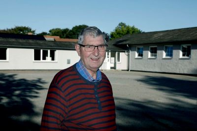 Arnold Rasmussen har både lavet lokalradio og været kasserer på bladet Aulum Sport. Han er et stolt medlem af det grå guld og tror på, at lysten til at være frivillig går i arv. Foto: Henrik Ole Jensen