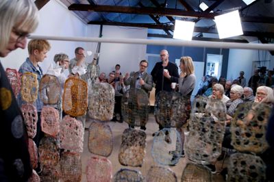 Kunstpakhuset i Ikast holdt i weekenden censurering på en masse kunstværker og fotografier. Vinderne af konkurrencerne blev præmieret og kommer op at hænge. Foto: Flemming Hansen
