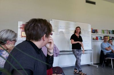 Jeanette Kæseler Hoffmann og 40 andre forældre til autistiske børn var søndag samlet på Skolen på Sønderager. Herning Byråd vil flytte autismecentret til Åmoseskolen på Holtbjerg, hvor svært handicappede børn og unge er. Forældrene vil hellere ud til den kommende Lindbjergskolen.?foto: jesper wind