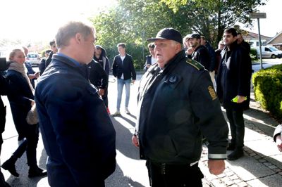 På et tidspunkt følte Rasmus Paludan sig ikke godt nok beskyttet af politiet under demonstrationen på Stadion Allé ved Ikast, som Stram Kurs-lederen flere gange kaldte et taberområde.? Foto: Flemming Hansen