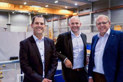 Søren Find Madsen (tv.), Mads Kirkegaard og Kim Bertelsen (t.h.) har netop underskrevet kontrakten, hvor PolyTech køber Global Lightning Protection Services. Foto: Polytech