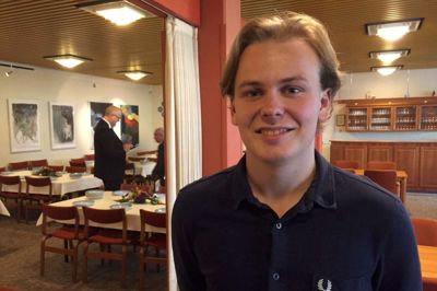 Nikolaj Funch, præfekt ved Herning Kirkes Drengekor:
- Vi rejser jorden rundt og optræder og har blandt andet optrådt i Operahuset i Sydney og Carnegie Hall i New York. Som korsanger får man nogle rigtig fede oplevelser, men vi får også dannelse, da vi typisk bor ved værtsfamilier og kultur og sprog godt ind under huden. Pengene er ikke øremærket noget bestemt, men vi skal sandsynligvis af sted igen næste år, så det er en rigtig flot håndsrækning at donere disse penge til os.