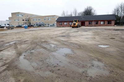 Logen Venskab på Haraldsgade har ingen grund til bekymringer. Logens bygning bliver stående, selv om resten af området nord for Haraldsgade og vest for Olufsgade bliver lavet om til parkeringsplads. Planen er også at indrette en bydelspark, men pengene til det projekt er ikke bevilget.?Foto: Flemming Hansen