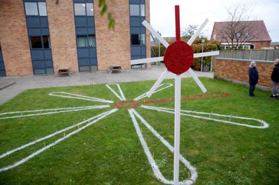 Knæk Cancer-blomsten klar til at blive tændt på plænen foran Vildbjerg Sports- og Kulturcenter som en kulmination på sidste års mange aktiviteter i uge 43. Igen i år vil Vildbjerg få mulighed for at stå sammen i kampen mod kræft. ?Foto: Flemming Hansen