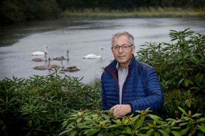 Kibæk Mølles havemand hedder Bent Fredslund Sørensen. Siden 2009 har han været engageret på frivillig basis med at ordne det grønne anlæg ved møllen. ?foto: Henrik Ole Jensen