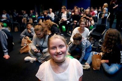 KidsAid og egetæpper holdt arrangement, hvor der var koncert med Joey Moe, Ida Corr, Brandon Beal og DJ Martin Baltzer for 300 syge børn og unge i egetæppers atelier i Herning.
!0 årige Rina Bjerring Pedersen fra Silkeborg, glædede sig specielt til koncerten med Joey Moe.
Foto: Flemming Hansen