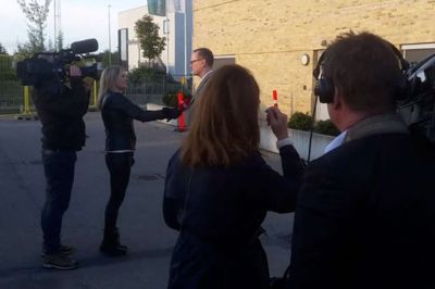 Før retssagen begyndte klokken 9.00 blev parterne interviewet af både DR og TV2. Foto: Kim Hansen