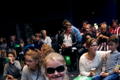 Rina Bjerring Pedersen (på billedet) er glad for at have sine veninder med til koncerten ved Egetæpper, der i samarbejde med Kidsaid arrangerede koncert for syge børn torsdag eftermiddag, Foto: Flemming Hansen.