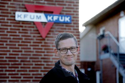 Formand Niels Kjær Nørgaard foran KFUM/KFUK, der har planer om at udvide med en etage, som skal rumme et stort klublokale. Foto: Henrik Ole Jensen