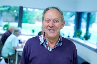 Kristian M. Hansen, 73 år:
- Lad være med at stifte unødig gæld. Hvis man har en stabil og god økonomi, så giver det mulighed for at invitere fruen med i byen af og til, og man er også forberedt på de uforudsete udgifter. Og så vil jeg råde dem til at give hinanden et godnatkys hver aften og sige: »Tak for i dag, vi har haft en god dag sammen«. Så bliver hverdagen meget nemmere.