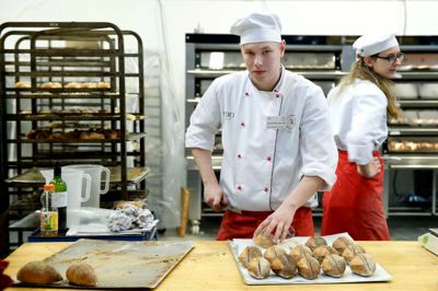 De danske deltagere ved EuroSkills kom hjem søndag. Tidligt mandag morgen var Lasse Nørup Bentsen tilbage på arbejde i Skolegades Bageri i Herning.?Foto: Flemming Hansen