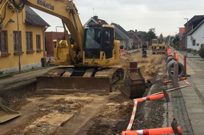 Maskinerne arbejder sig opad i Algade, hovedgaden i Grønbjerg, som det her ses. ? Foto: Ole Skydt