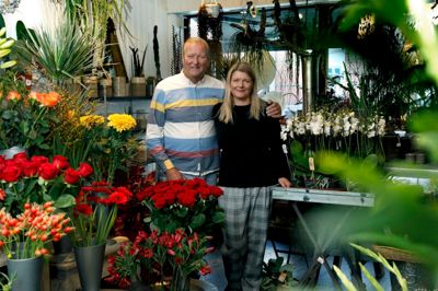 Far og datter, Kurt Pedersen og Tina Friborg Pedersen i »Blomsterhuset«, som fylder 50 i år. Det blev fejret med en hyggesøndag for kunder og forretningsforbindelser i butikken i går. ? Foto: Henrik Ole jensen