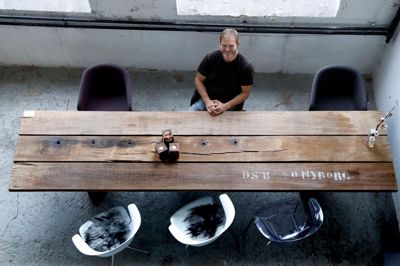 Carsten Thor droppede jobbet som automatikmekaniker, da han købte 1500 kubikmeter træ fra en nedlagt færgehavn. I dag sælger Thors Design bordet til hele verden. ?Foto: Henrik Ole Jensen