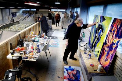 De lokale kunstnere havde udsigt over ramperne i Urban Street Zone, da de frembragte malerier, der senere blev solgt på auktion. Her er Poul Schöbel i fuld gang med et værk. ?Foto: Henrik Ole Jensen