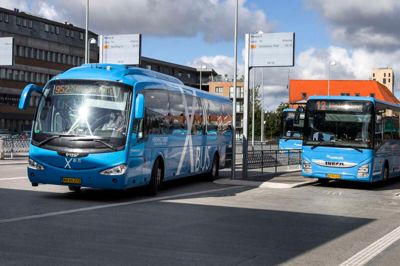 Bus 12 Herning-Aulum-Holstebro er en af de fem lokale busruter, som Region Midtjylland ikke længere vil betale for. »Hele ruten ændrer finansiering, da strækningen er togbetjent,« lyder det i regionens sparekatalog, hvor besparelsen er sat til 1.761.404 kroner - plus 15,2 procent til administration og rejsekort. ? Foto: Tom Laursen