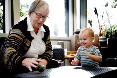 72-årige oldemor Gunhild Kempel passer hver torsdag sit oldebarn Nohr, og det er til stor gensidig glæde, selvom Gunhild ellers har et yderst aktivt pensionistliv. Foto: Henrik Ole Jensen.