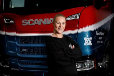 Lille pige, stor lastbil. Cecilie Rønne elsker sit job som chauffør, og når den lille ny kommer til verden i slutningen af januar, indeholder jobbet også mulighed for at flekse i tid, når man ikke har familien tæt på til at dække ydertimerne. ?Foto: Henrik Ole Jensen