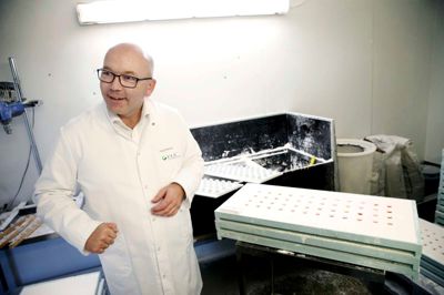 Direktør for forretningsudvikling i KMC, Hugo Nielsen, viser frem i tørrerummet, som er 50 grader varmt. Her er man i gang med at tørre forskellige typer vingummi, som er hældt op i forme. Foto: Flemming Hansen