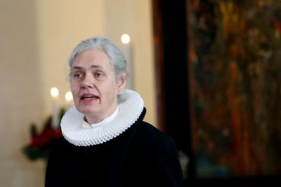 Anne Hillgaard Pedersen, Sognepræst i Væggerskilde og Brejning Sogne:
- Gå på »fly-tilstand«. Det er meget få, som kan sige sig fri af skærmens magt. Vi har stor nytte og glæde af mobiltelefoner, tablets, computere og tv; men vi genkender vist alle afhængigheden, som henter telefonen op af lommen i tide og utide og binder os foran skærme i timevis - for ikke at tale om det sært ufokuserede samvær, når alle i lokalet har øjnene og opmærksomheden rettet mod noget eller nogen, som slet ikke er til stede. Børn kan blive chokerede ved budskabet om, at der var »engang« uden mobiltelefoner, computere og fjernsyn. De tror, det var kedeligt. Det kedelige er da egentlig, når vi lader mødet og øjeblikket gå fra os. Vi ved det godt, vi ser det så tydeligt hos andre - og ind imellem også hos os selv. Det er en afhængighed, vi ikke kan styre i situationen. Men en familie kan beslutte sig for fælles tid uden for netværket. Sæt skærmfri tid i kalenderen. Gå på fly-tilstand. Ugentlige aftener, hvor alle skal være med, og fjernsynet skal være slukket. Eftermiddage i haven, i skoven eller hjemme ved bedsteforældre, hvor telefonen ikke kom med. Ferier, hvor vi »bare« skal være sammen.
