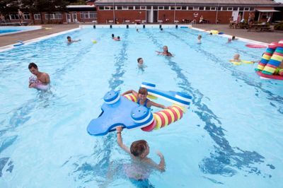 Der var godt gang i den, da Herning Folkeblad besøgte Aulum Friluftsbad i midten af juli. Det har der været det meste af den varme sommer. Foto: Tom Laursen