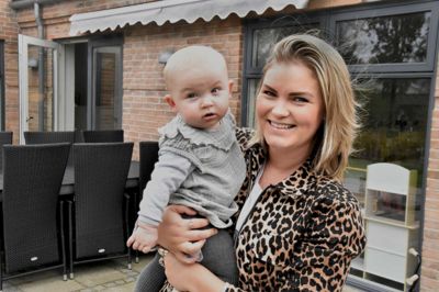 Mirakelbabyen Ebba er det meget håndgribelige bevis på, at kemoen har forladt Christina Elbæk Christensens krop. Og det lykkedes hende at amme Ebba med det venstre bryst, der ikke var ødelagt af kræften. ?Foto: Marianne Brink