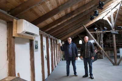 Der har længe været interesse for at leje Kibæk Mølle til private fester, og nu er det endelig blevet muligt. På billedet fra efteråret, hvor møllen havde fået nye varmepumper monteret, ses Knud Nielsen (t.v.), formand for Støtteforeningen for Kibæk Mølle, og Aage Christensen, formand for Kibøk Møllelaug. ??foto: Tom Laursen