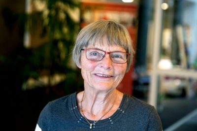 Astrid Christensen:
- Det er svært at sige, hvad man gør. Mine børnebørn er store nu, men jeg sender en sms til dem og ringer til dem, og så kommer de selvfølgelig forbi og spiser en gang i mellem. Det kan de altid. Vi spiller meget brætspil og hygger os, når de er her. Det er vigtigt. Da de var små, passede vi dem selvfølgelig, når der var behov for det. Men jeg vil sige, at mine børnebørn også gør meget for at hjælpe os. Mit ene barnebarn hjælper os med vores computer, når der er noget med den, og det kan vi slet ikke undvære.