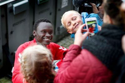 De danske landsholdsspillere er samlet i Herning og mandag talte de med pressen og skrev autografer til de fremmødte fans. Herning Folkeblad fulgte med Pione Sisto og Jonas Lössl.
Foto: Flemming Hansen