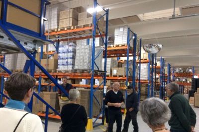 De 30 gæster var meget imponerede over Westpacks store lager. ?Foto: Privatfoto