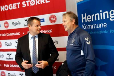10. september sidste år blev aftalen mellem DBU og Herning Kommune om et nyt træningsanlæg præsenteret af blandt andre borgmester Lars Krarup (V) og landstræner Åge Hareide. I dag arbejdes der intenst på at holde tidsplanen for projektet.?foto: flemming hansen