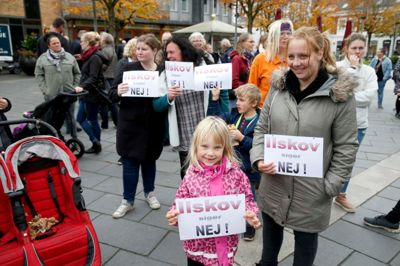 Herning Byråd blev mødt med en demonstration, inden 2. behandlingen af Herning Kommunes budget for 2019.?foto: flemming hansen