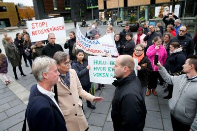 Byrådspolitikerne Dorte West (V) og Peter Villadsen (SF) mødte demonstranterne ansigt til ansigt inden tirsdagens byrådsmøde og fik en debat med Henrik Andresen, formand for Børneliv i Sunds. ? foto: flemming hansen