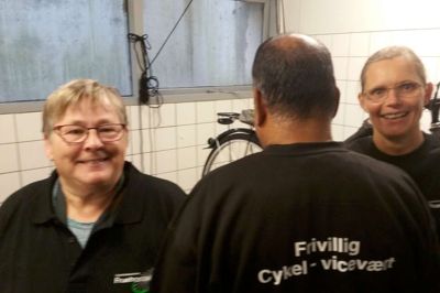 Lisbet Sørensen og til højre Marianne Andreassen fra Cykelfællesskabet Fruehøjgaard i det nye værksted i Brændgårdparken, hvor frivillige vil hjælpe med at sætte cykler i stand.? foto: jesper wind
