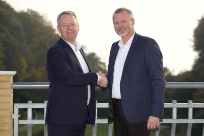 Niels Duedahl, direktør i SE, og Martin Romvig, direktør i Eniig, giver hinanden hånd på, at de to selskaber skal fusionere og blive til Norlys. ?Foto: PR-foto